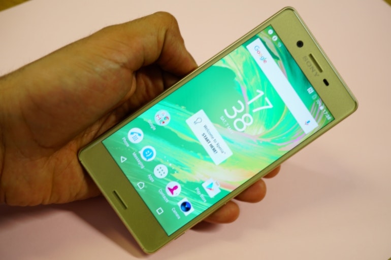 sony xperia x in hand
