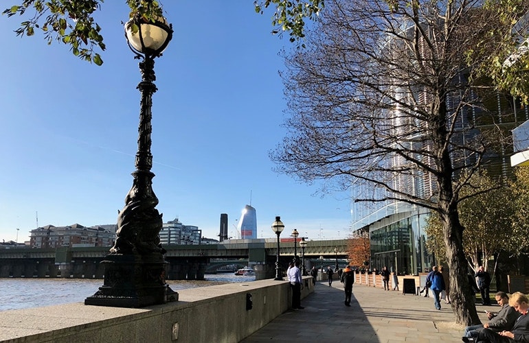 iPhone-X-camera-sample-river-and-lamppost