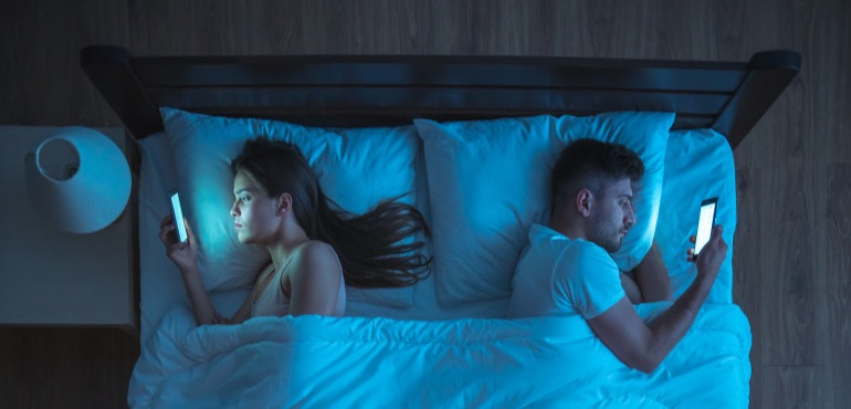 Late night smartphone use linked with decrease in fertility for men