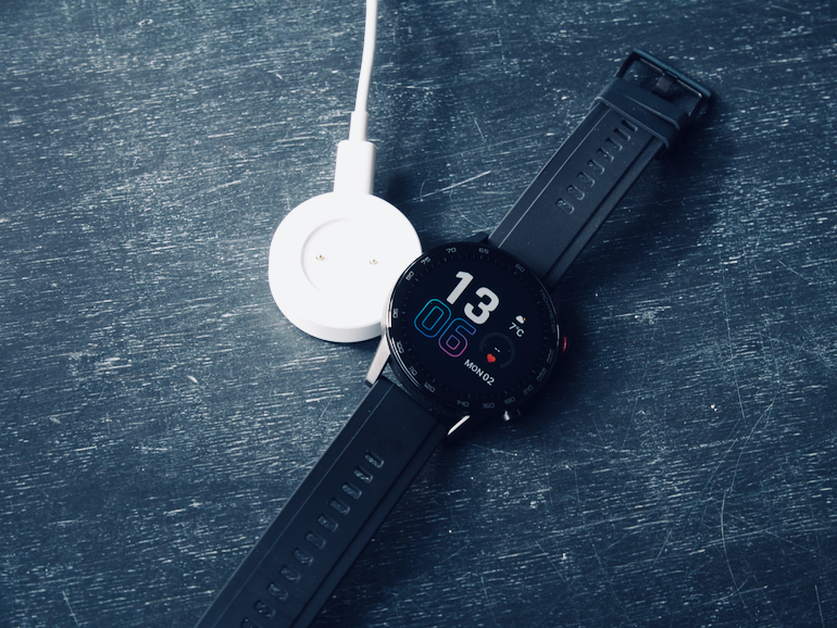Honor MagicWatch with charger