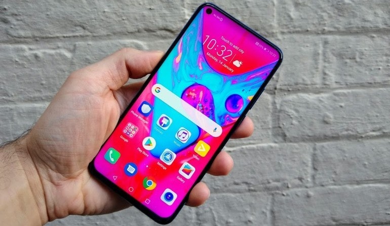 Honor View 20 homescreen in hand hole punch camera