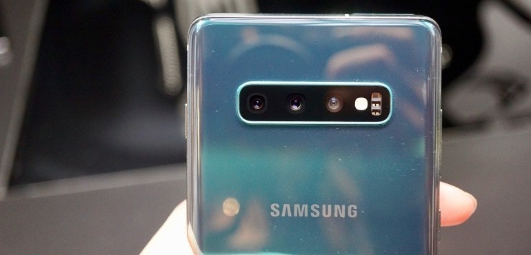 Samsung Galaxy S10 Plus back camera lens closeup hero size prism green